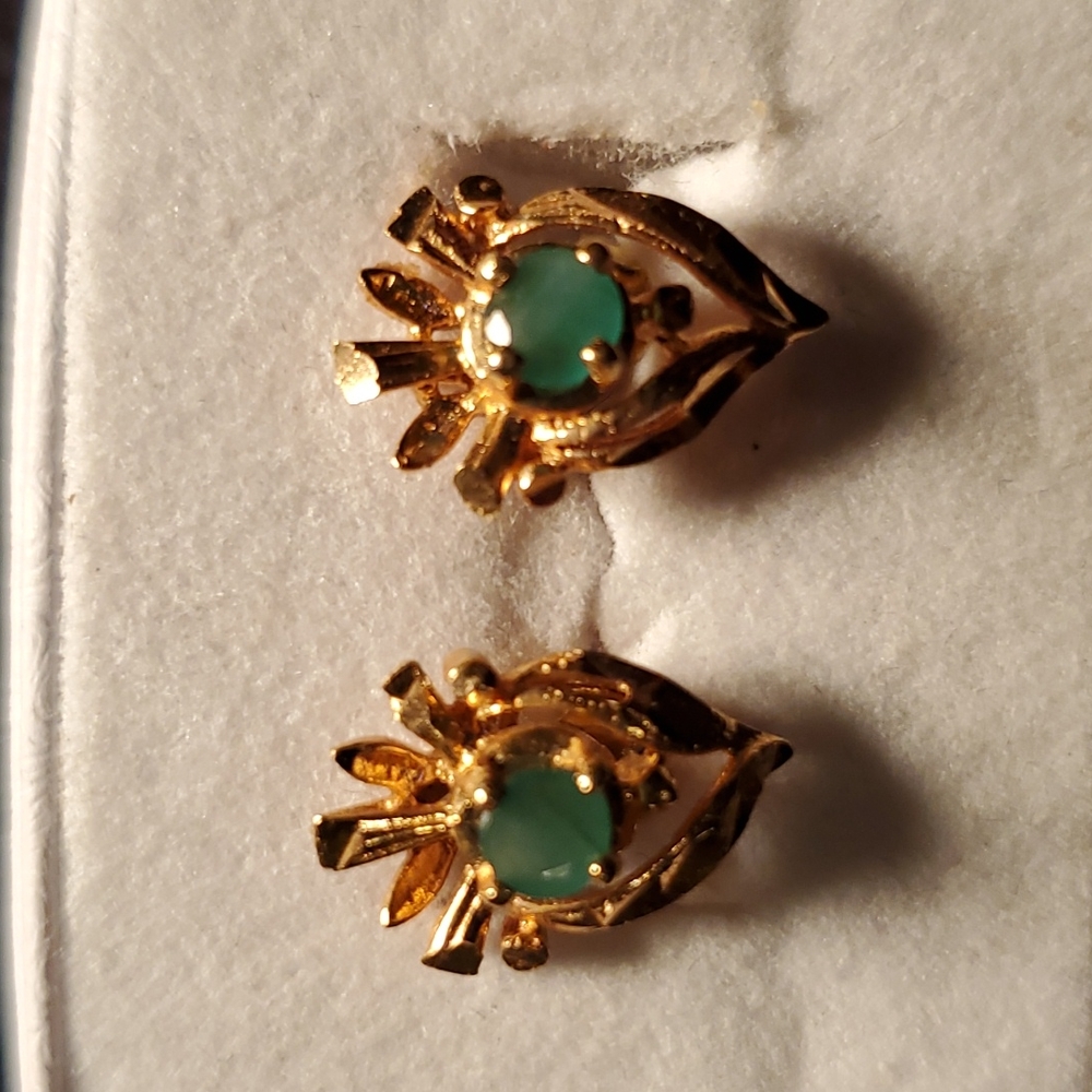 Vintage 14 karat Gold Emerald Earrings Solid Gold